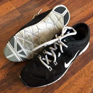 Nike Athletic Shoes | 7.5 Women’s | Black